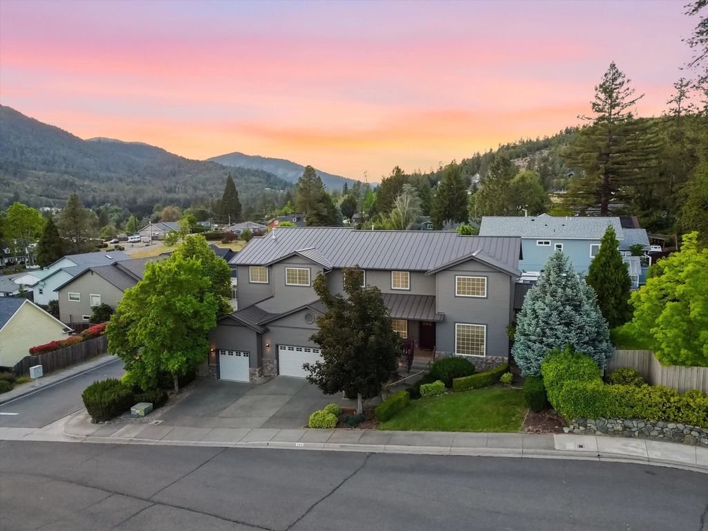 305 Woodville Way, Rogue River