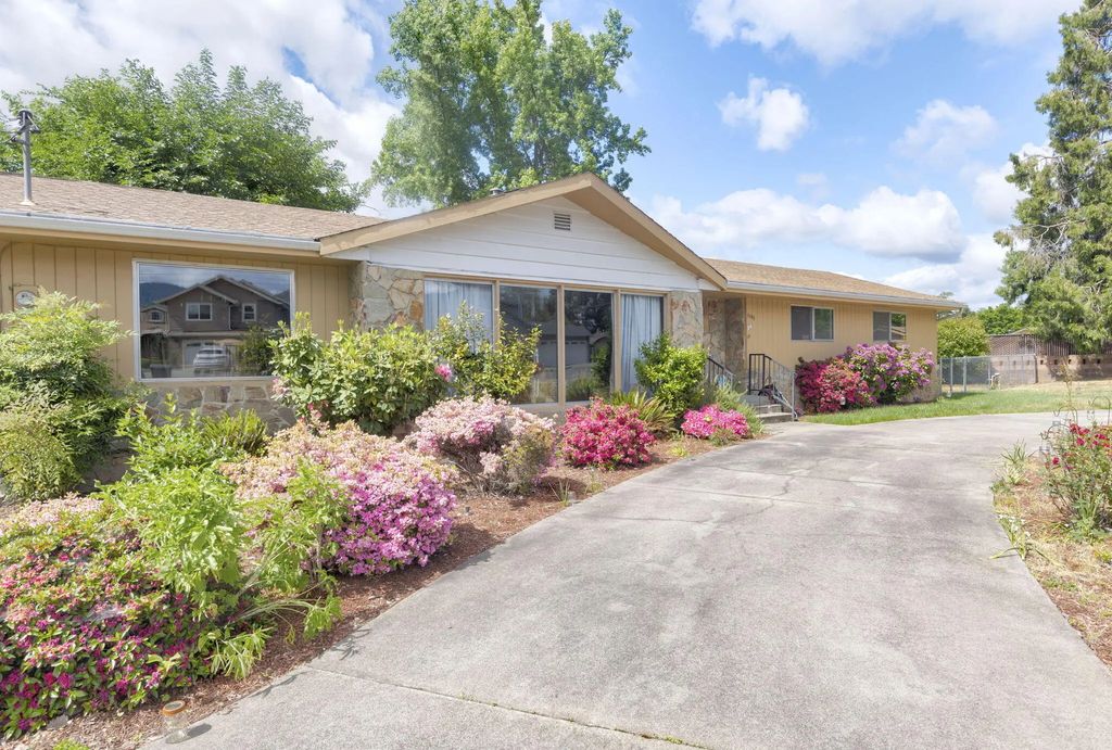 1195 E Park Street, Grants Pass