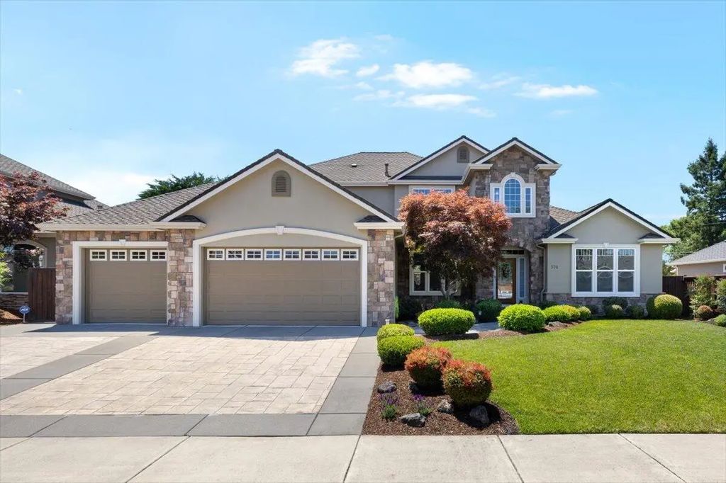 574 Grey Hawk Way, Central Point