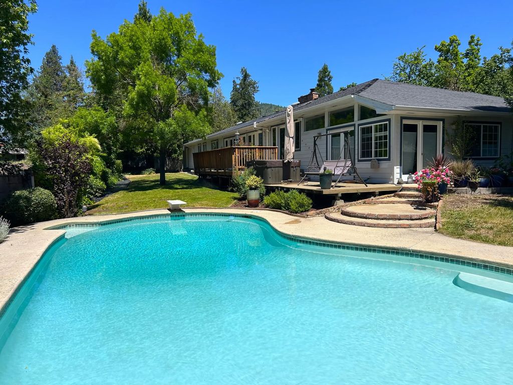 930 Ne Wesley Lane, Grants Pass