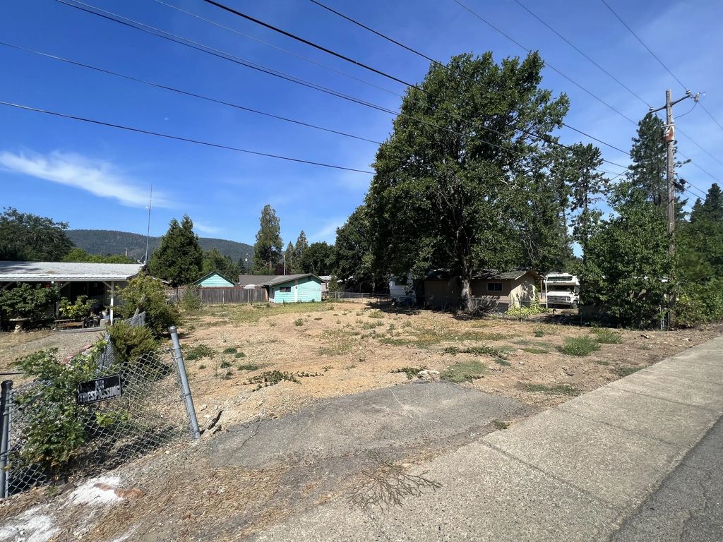 308 S Junction Avenue, Cave Junction