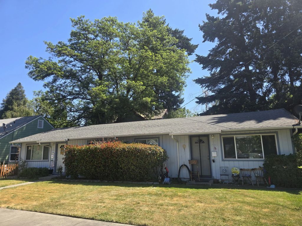 703 Nw 2nd Street, Grants Pass