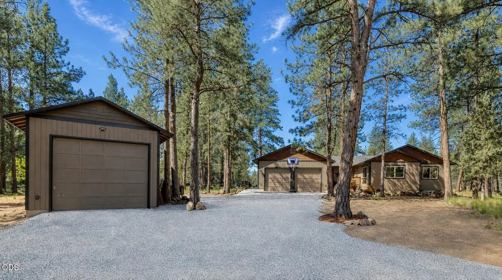 15917 Pinion Jay Lane, Sisters