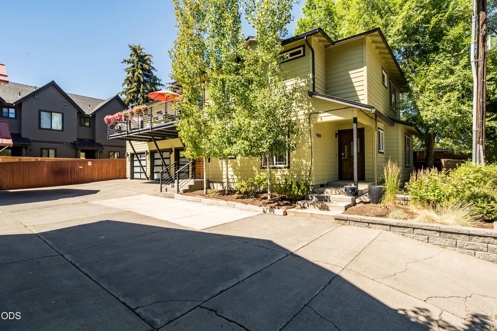 909 Nw Delaware Avenue, Bend