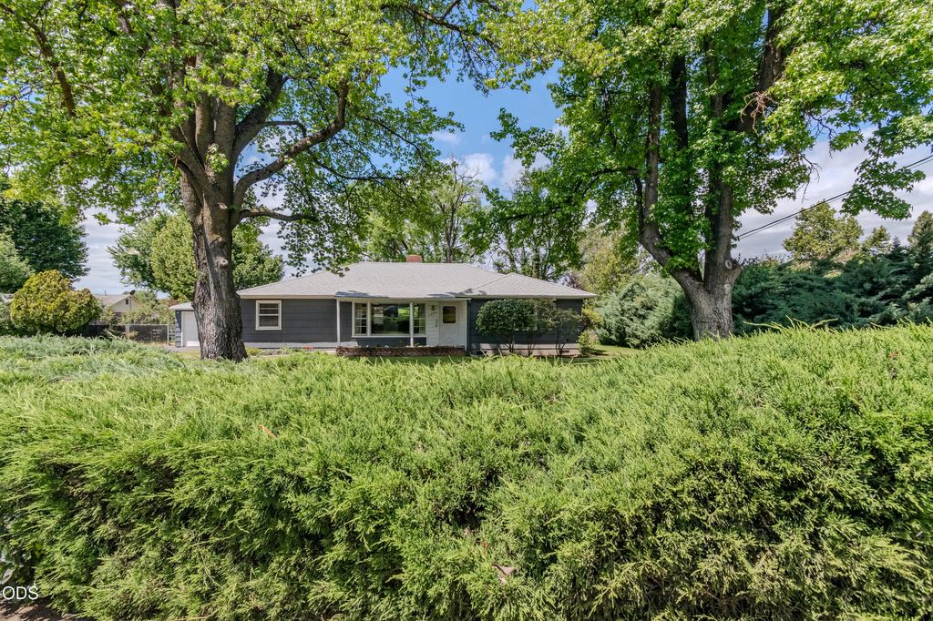 1375 Crater Lake Avenue, Medford