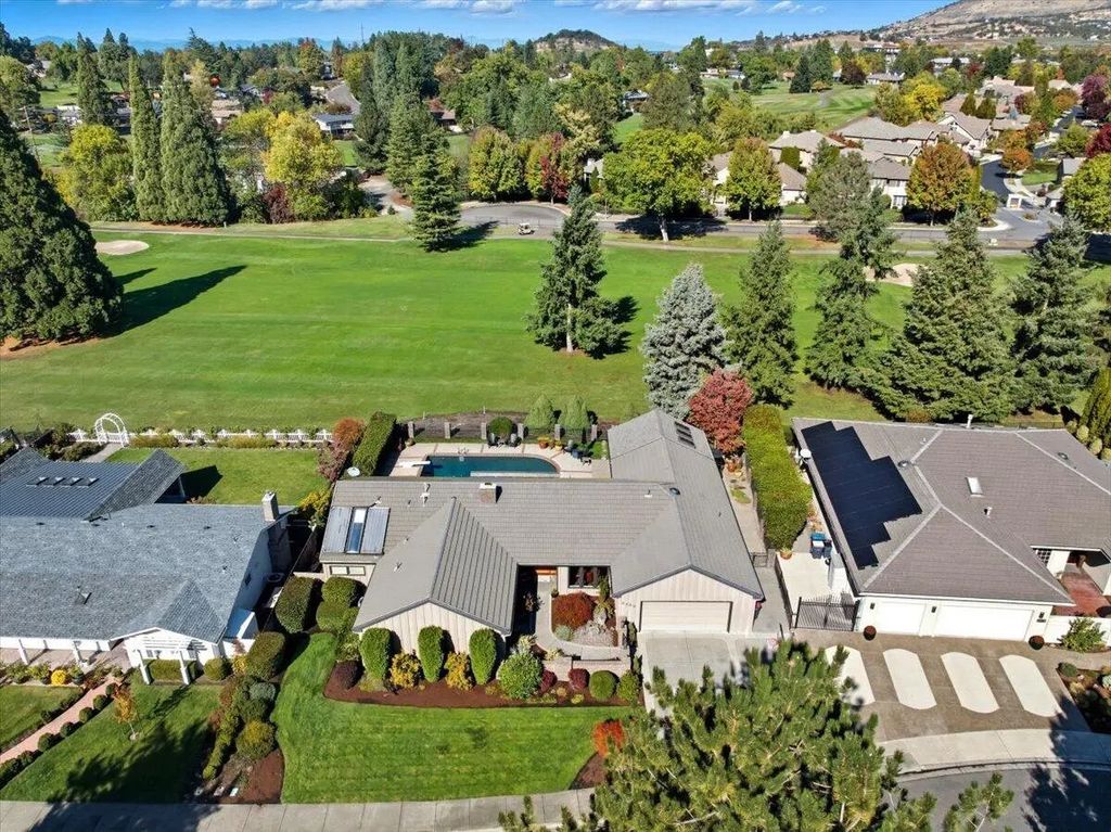 3153 Pepperwood Drive, Medford