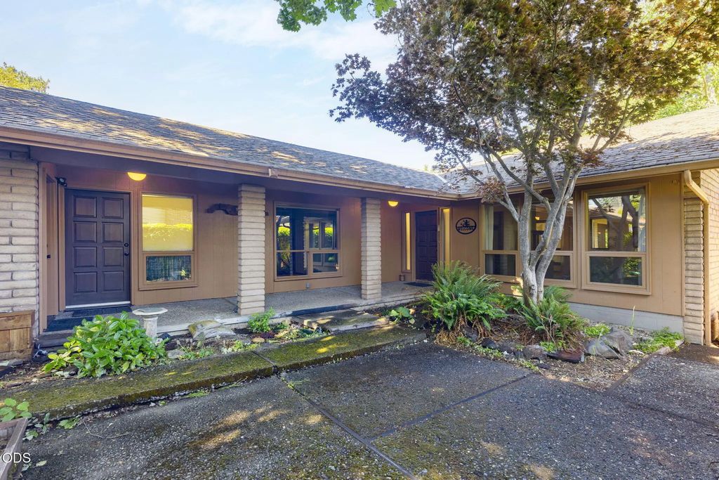 1325 Nw Lawnridge Avenue, Grants Pass
