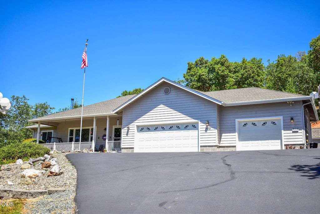 799 Three Pines Road, Grants Pass