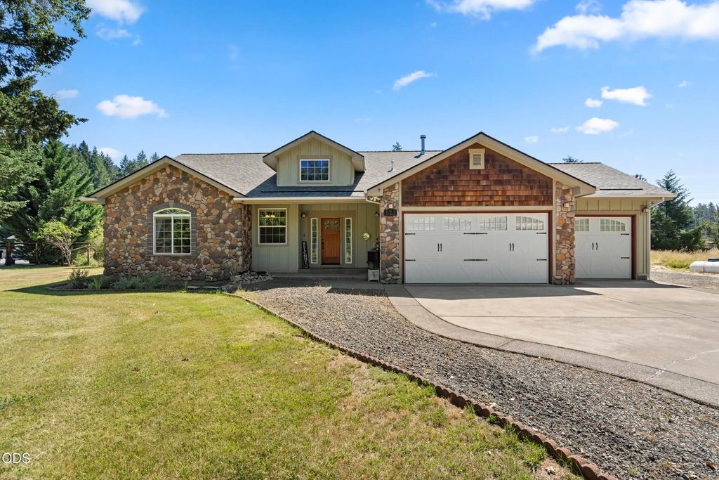 523 E Forks Circle, Cave Junction