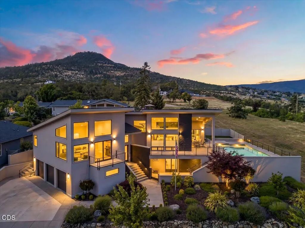 1812 Plateau Drive, Medford