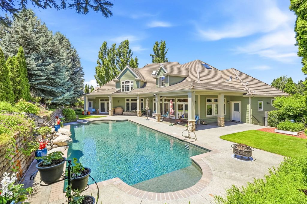 631 Seventh Fairway Drive, Medford