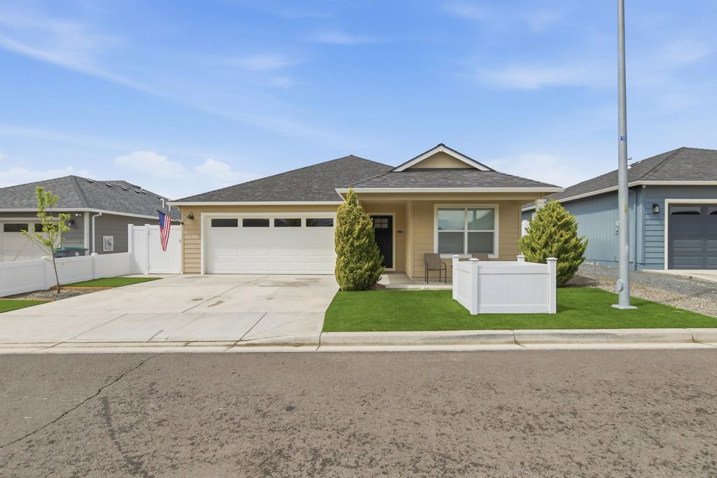 1922 Modena Lane, Medford