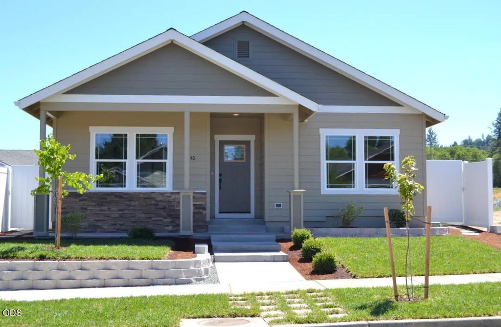 1540 W Harbeck Road, Grants Pass