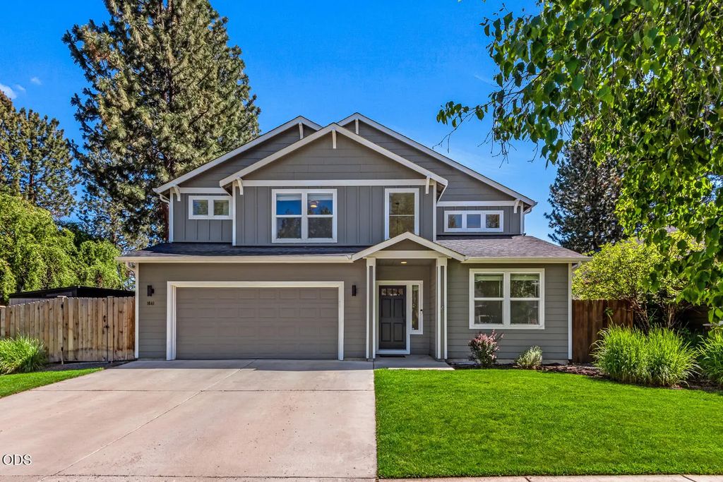 1641 W Hill Avenue, Sisters
