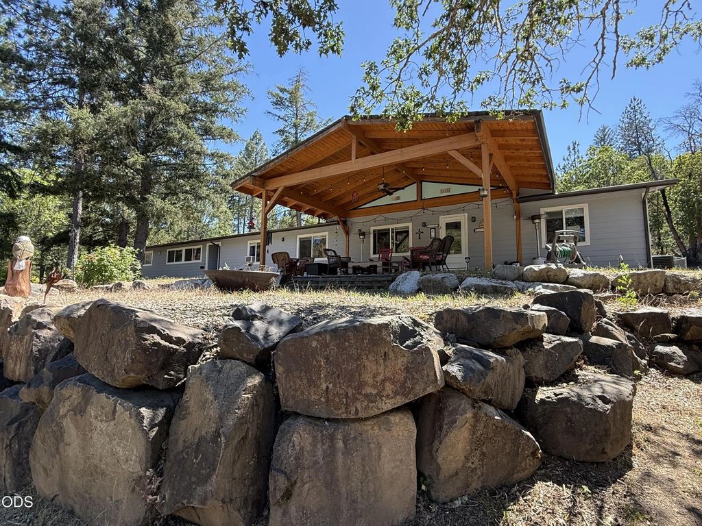 4527 E Evans Creek Road, Rogue River