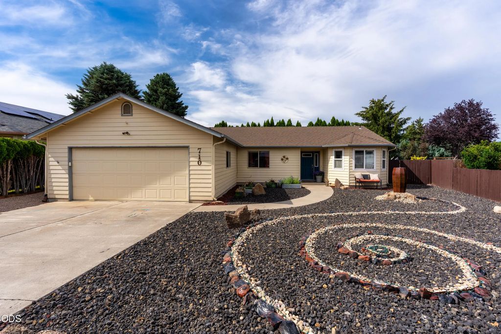 710 Nw 21st Court, Redmond