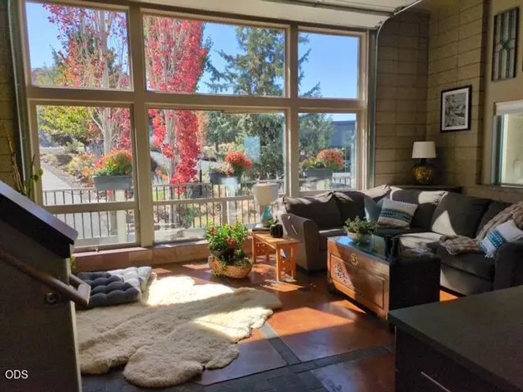 893 Highland View Loop, Redmond
