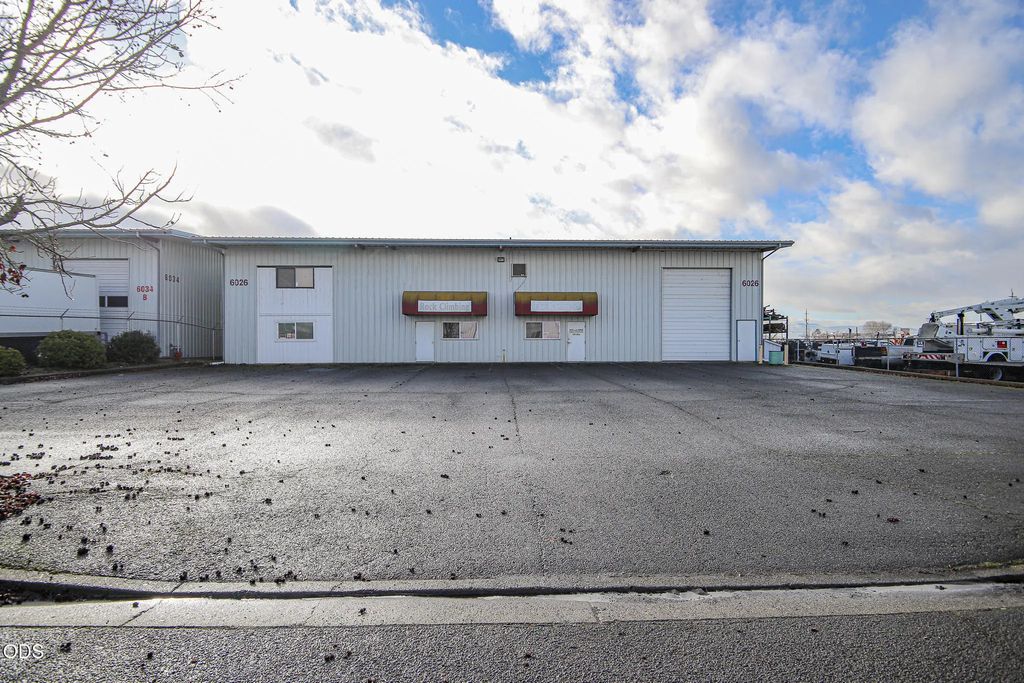 6026 Crater Lake Avenue, Medford