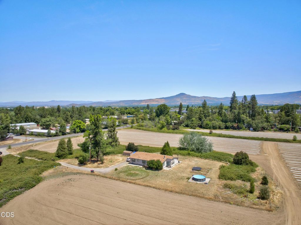2991 W Main Street, Medford