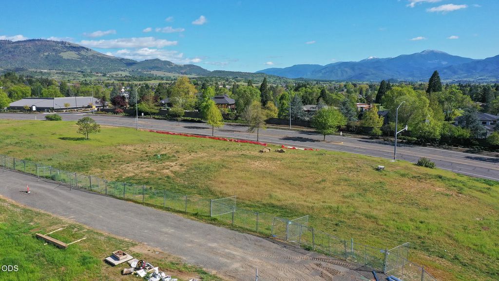 3256 Hillcrest Road, Medford
