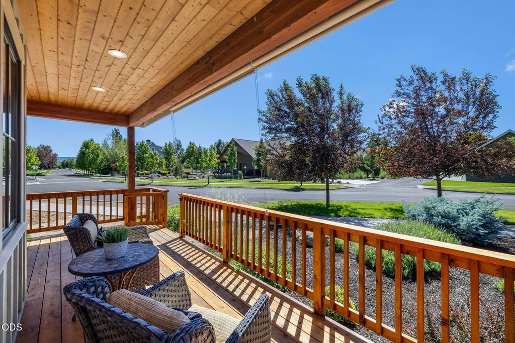 446 S Cottonwood Street, Sisters