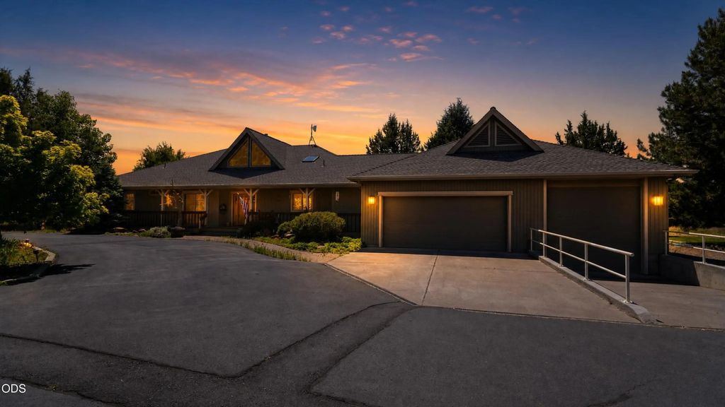 18203 Fadjur Lane, Sisters
