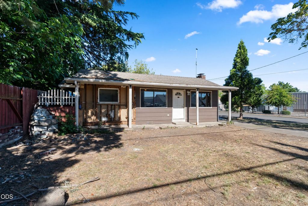 1004 S Grape Street, Medford