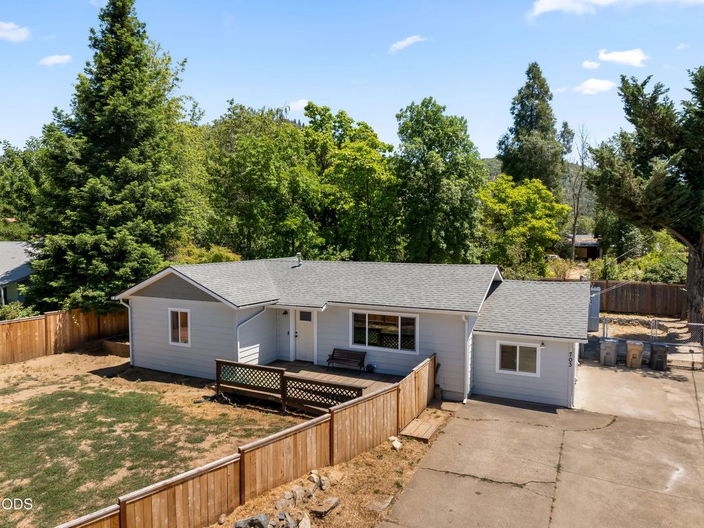 703 Ne 10th Street, Grants Pass