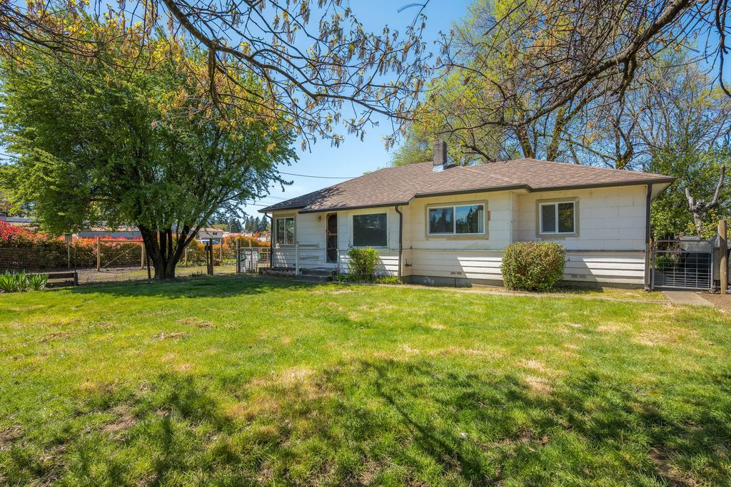118 S Caves Avenue, Cave Junction