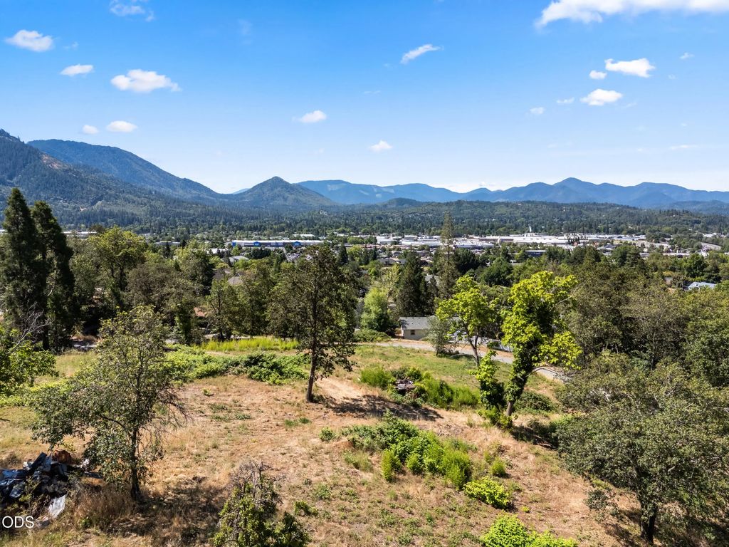 701 Ne Tokay, Grants Pass