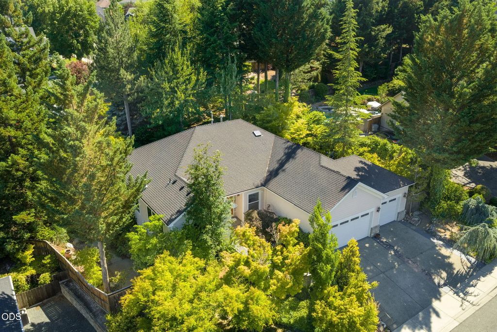 1119 Nw Morgan Lane, Grants Pass