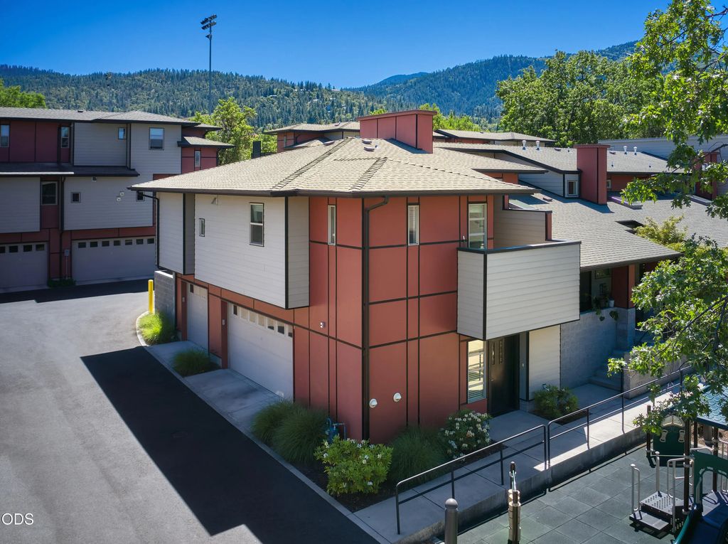61 S Mountain Avenue, Ashland
