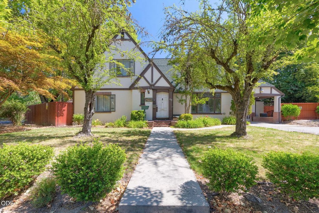 220 Nw A Street, Grants Pass