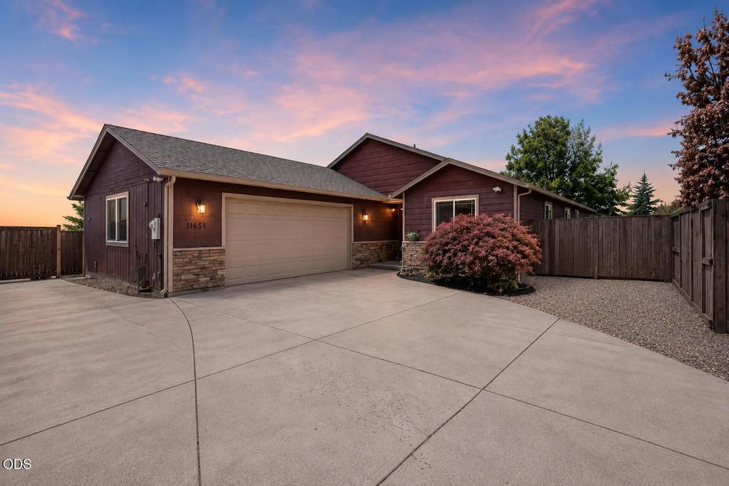 7431 Jerae Place, White City