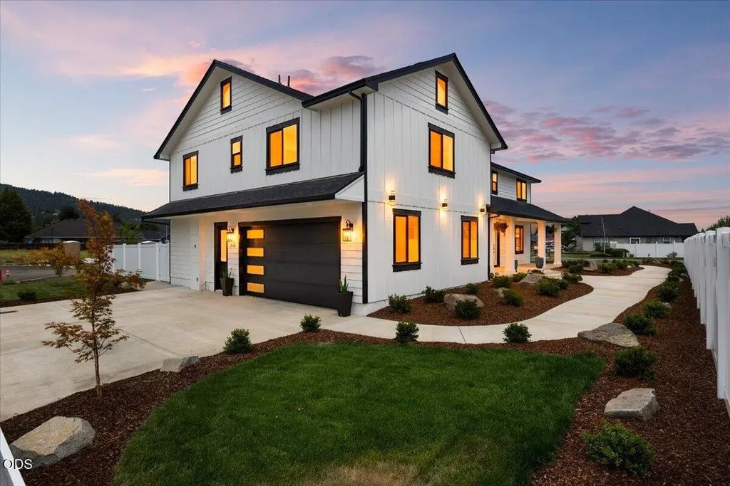 610 Pheasant Creek Drive, Central Point