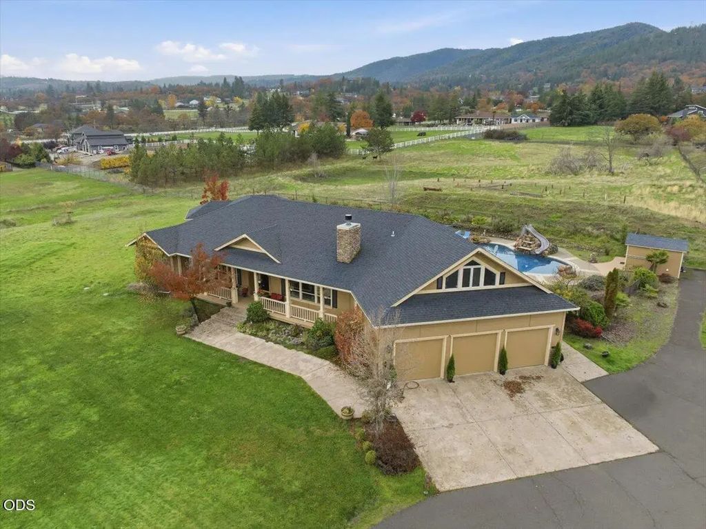 899 Old Stage Road, Medford