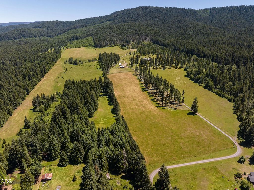 78189 High Prairie Road, Oakridge