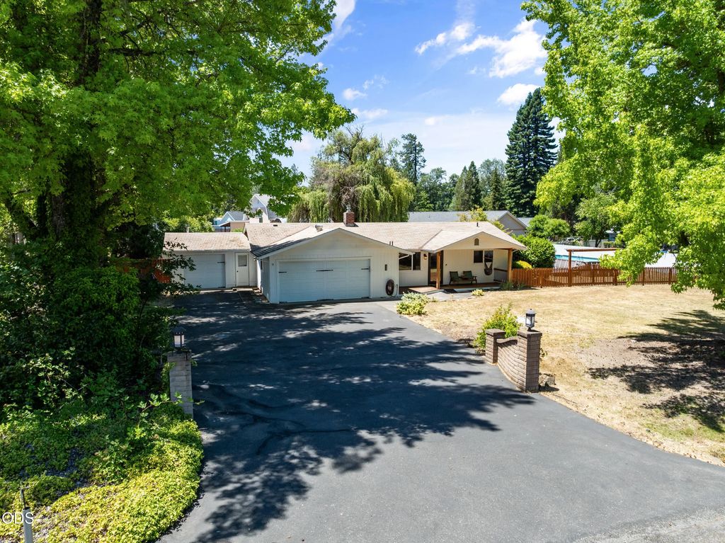 155 Westwood Drive, Grants Pass