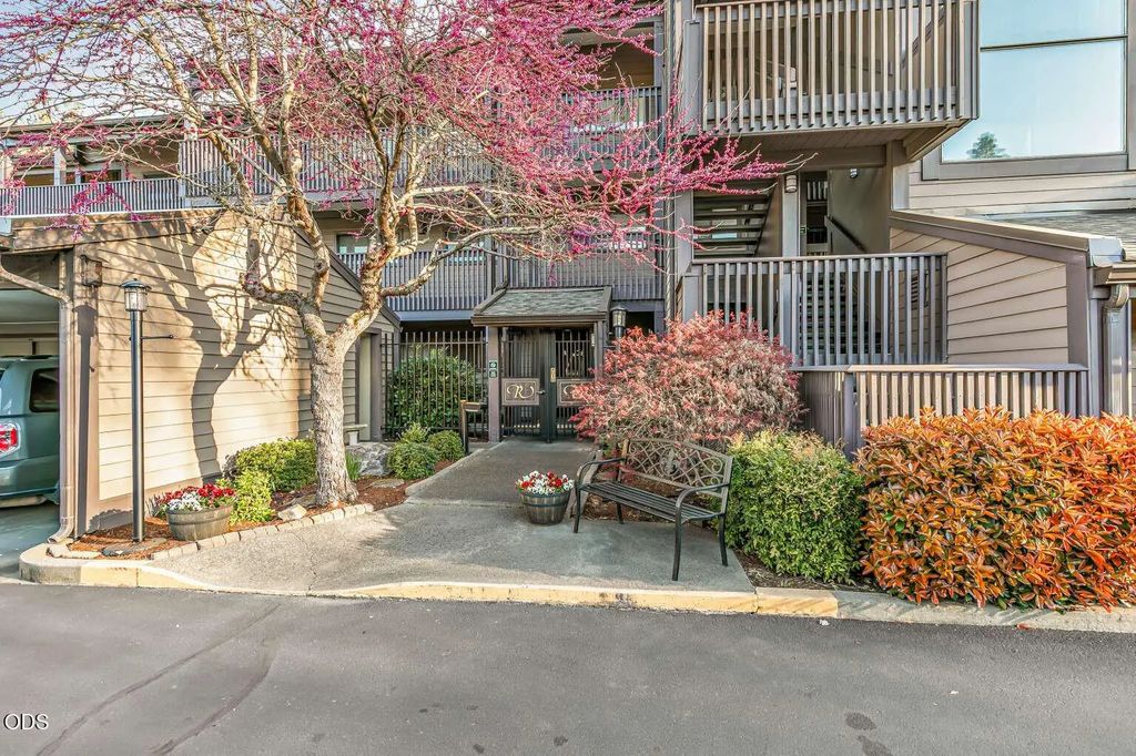 115 Rogue River Highway Apt 302, Grants Pass