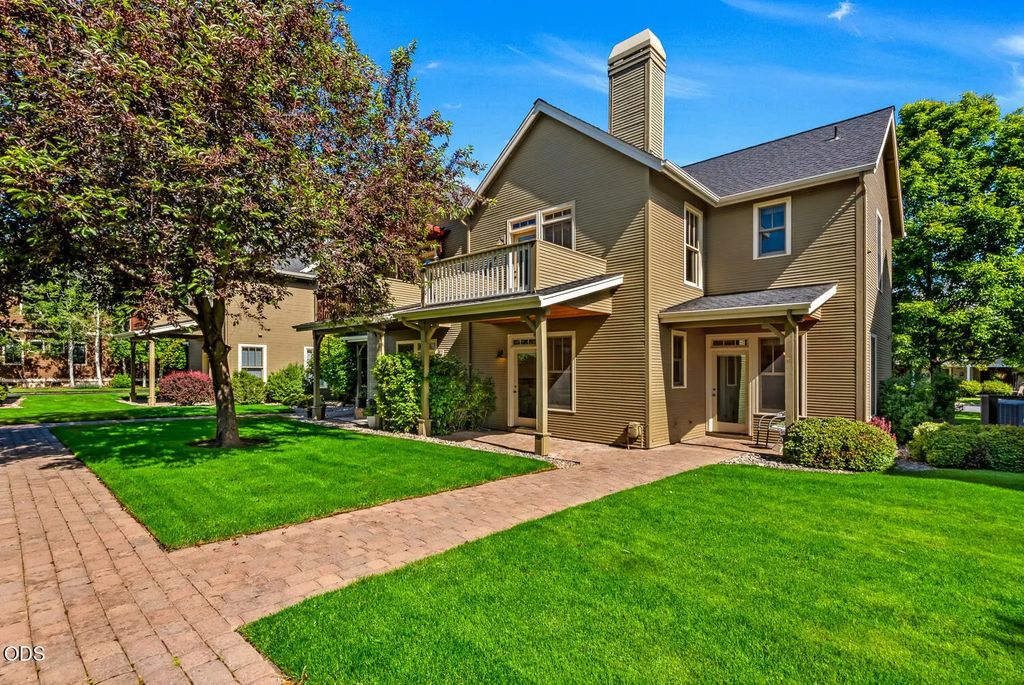 547 W Jefferson Avenue, Sisters