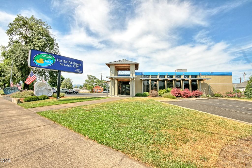 1025 Court Street, Medford