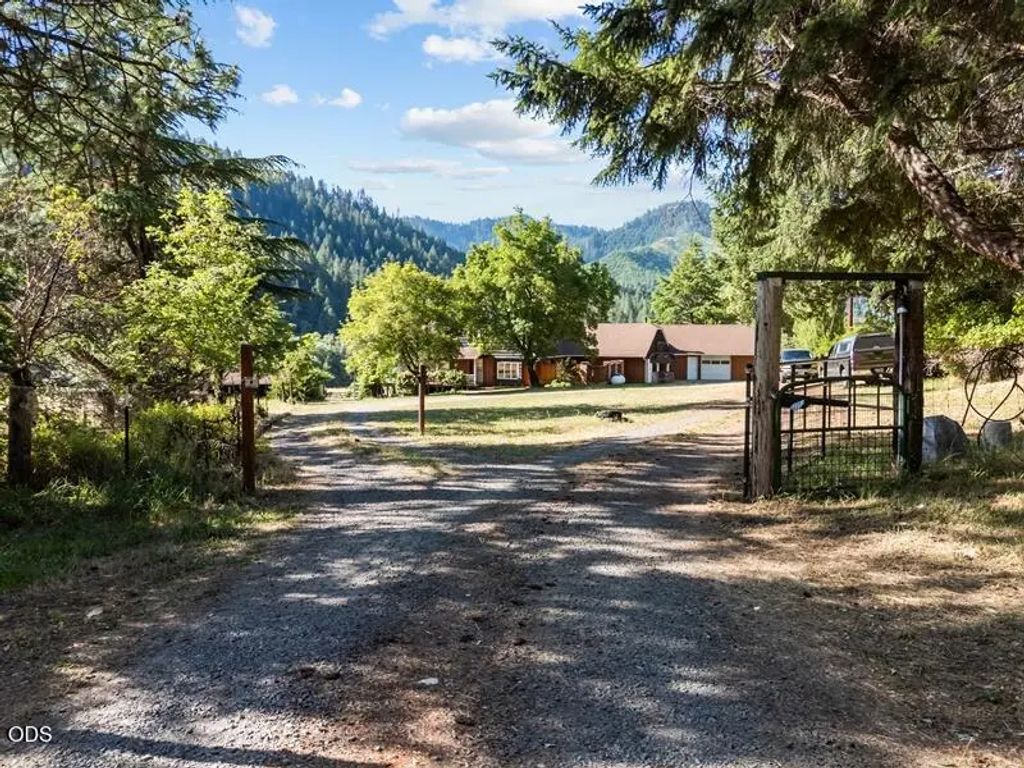 12974 E Evans Creek Road, Rogue River