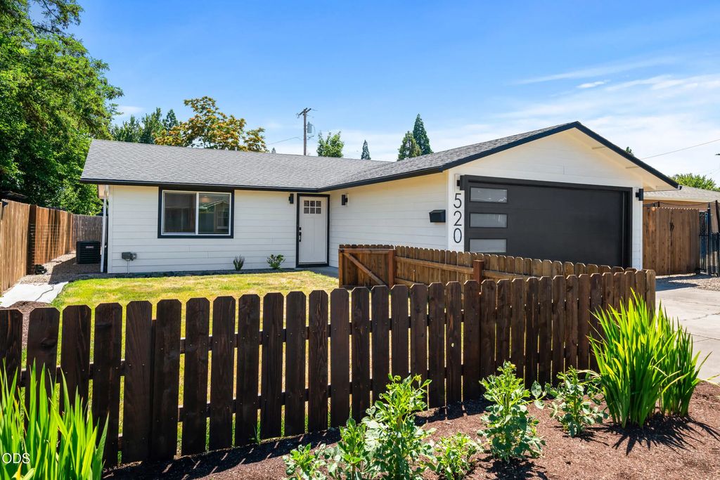 520 Grand Avenue, Central Point