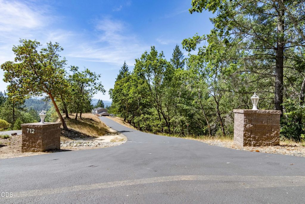 712 Colleen Court, Grants Pass