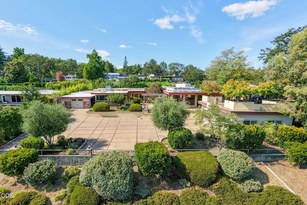 2639 Hillcrest Road, Medford