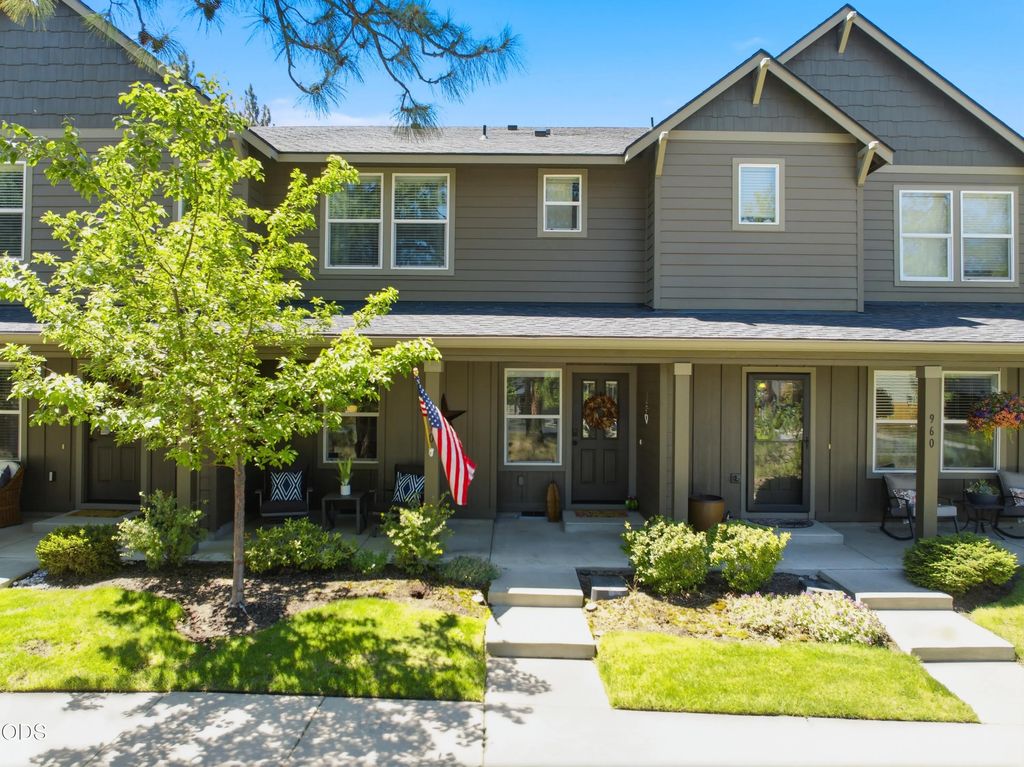 950 N Hindeman Avenue, Sisters