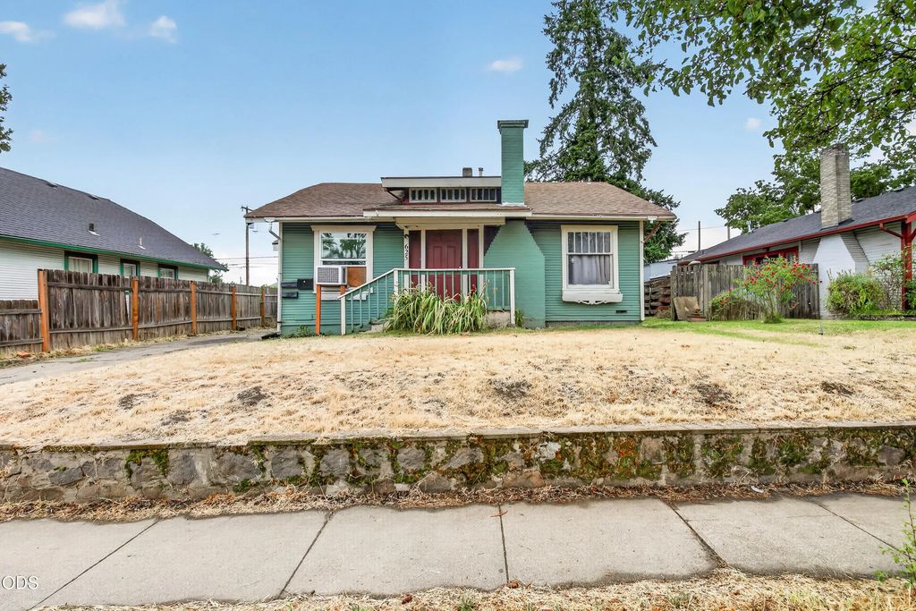 625 W Jackson Street, Medford
