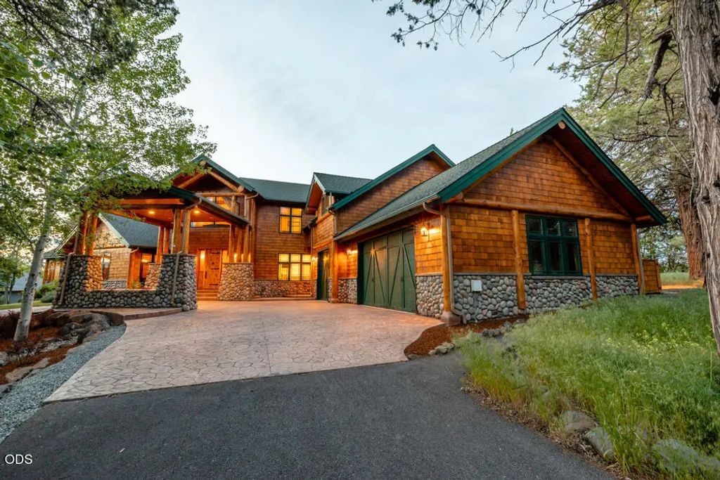 6439 Coopers Hawk Road, Klamath Falls