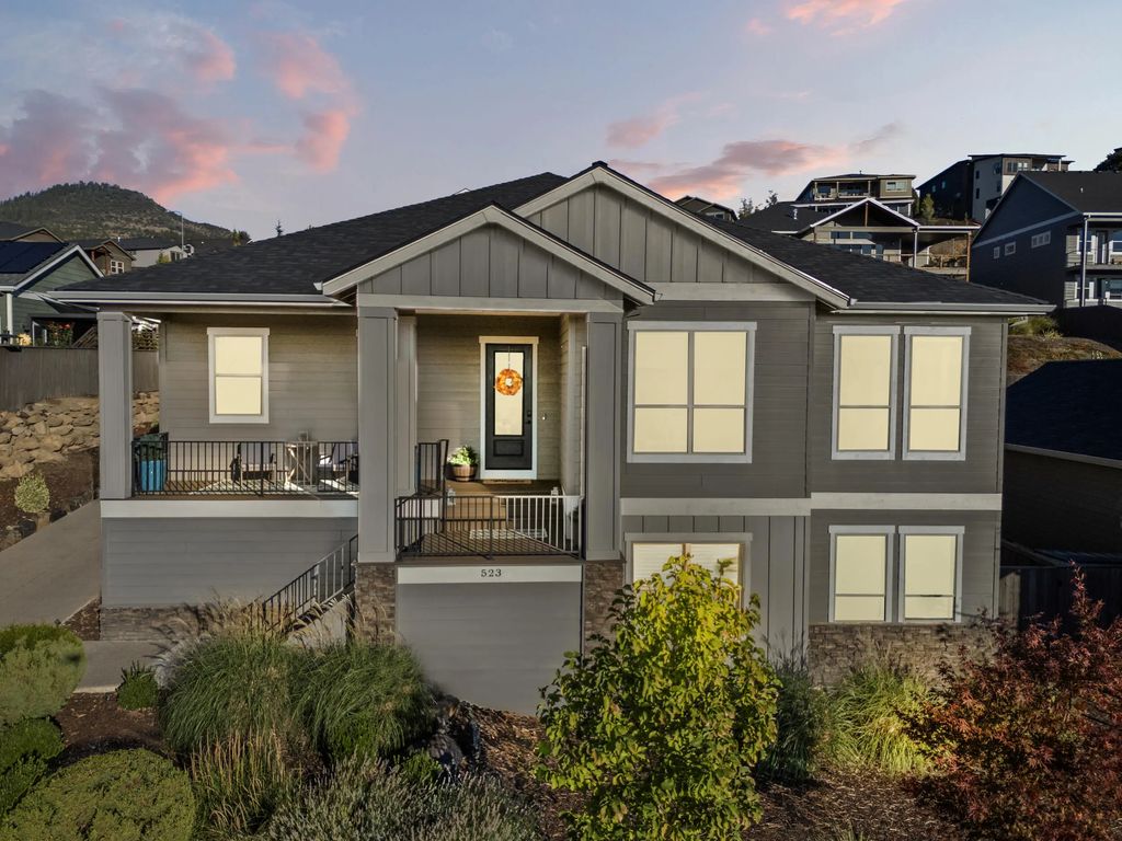 523 W La Strada Circle, Medford