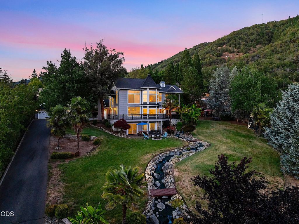 921 Ne Beacon Drive, Grants Pass